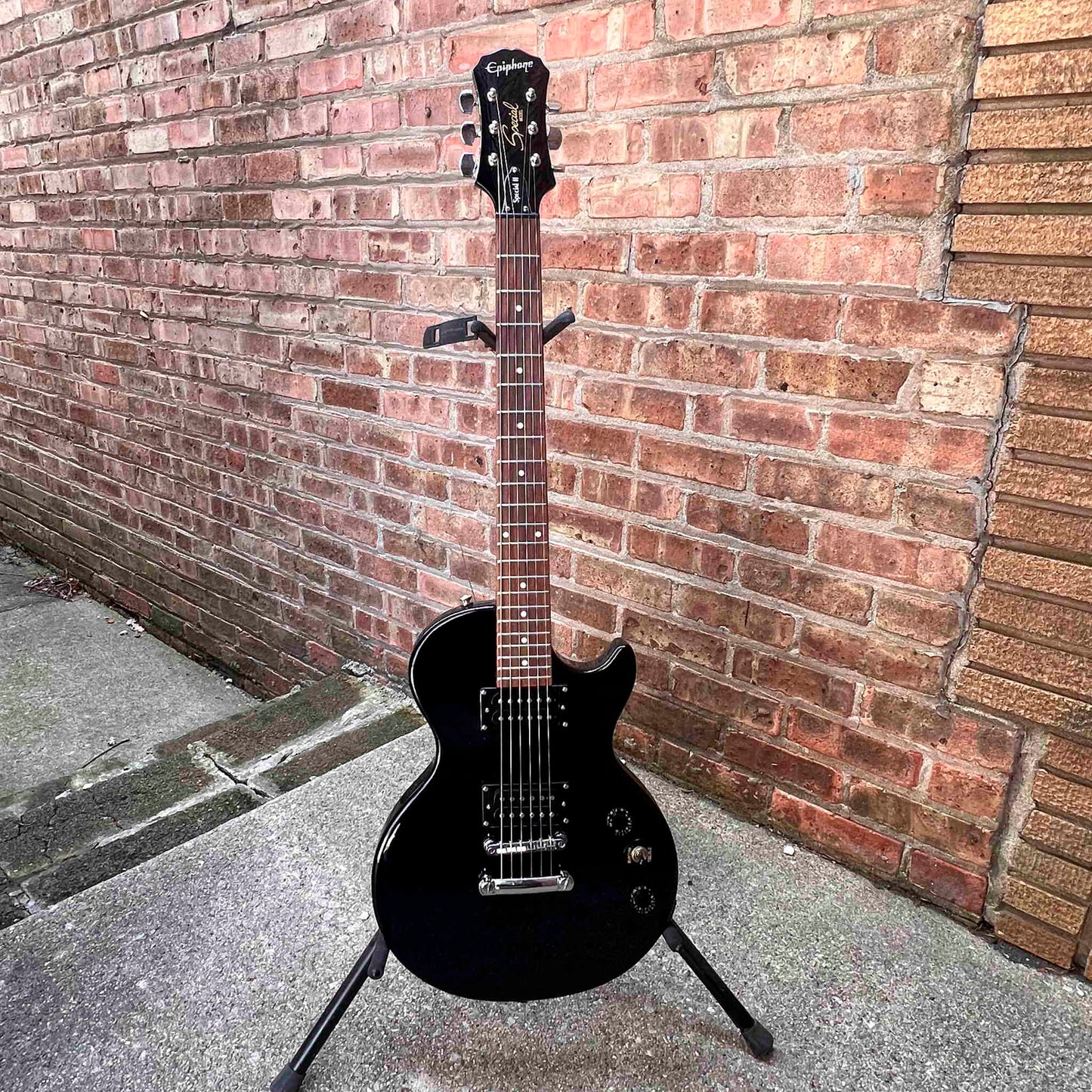 Epiphone Special II Electric Guitar Gloss Black w/case (used)